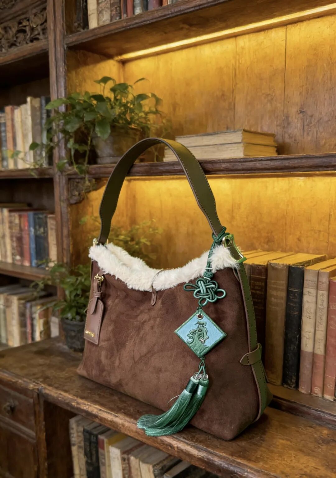 铜奔马刺绣车挂（武威市博物馆）