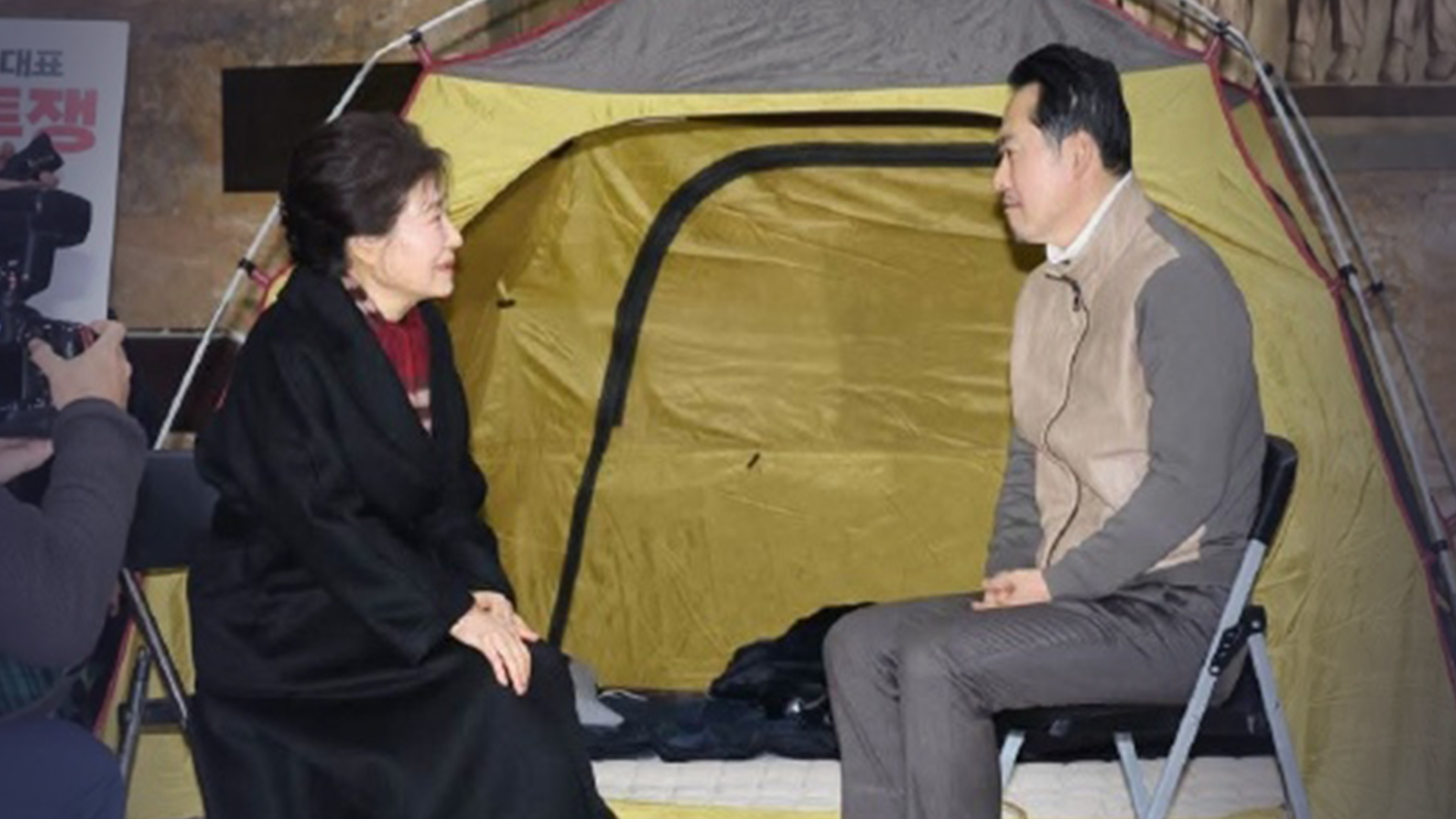 韩国最大在野党党首张东赫绝食8天，朴槿惠到场看望