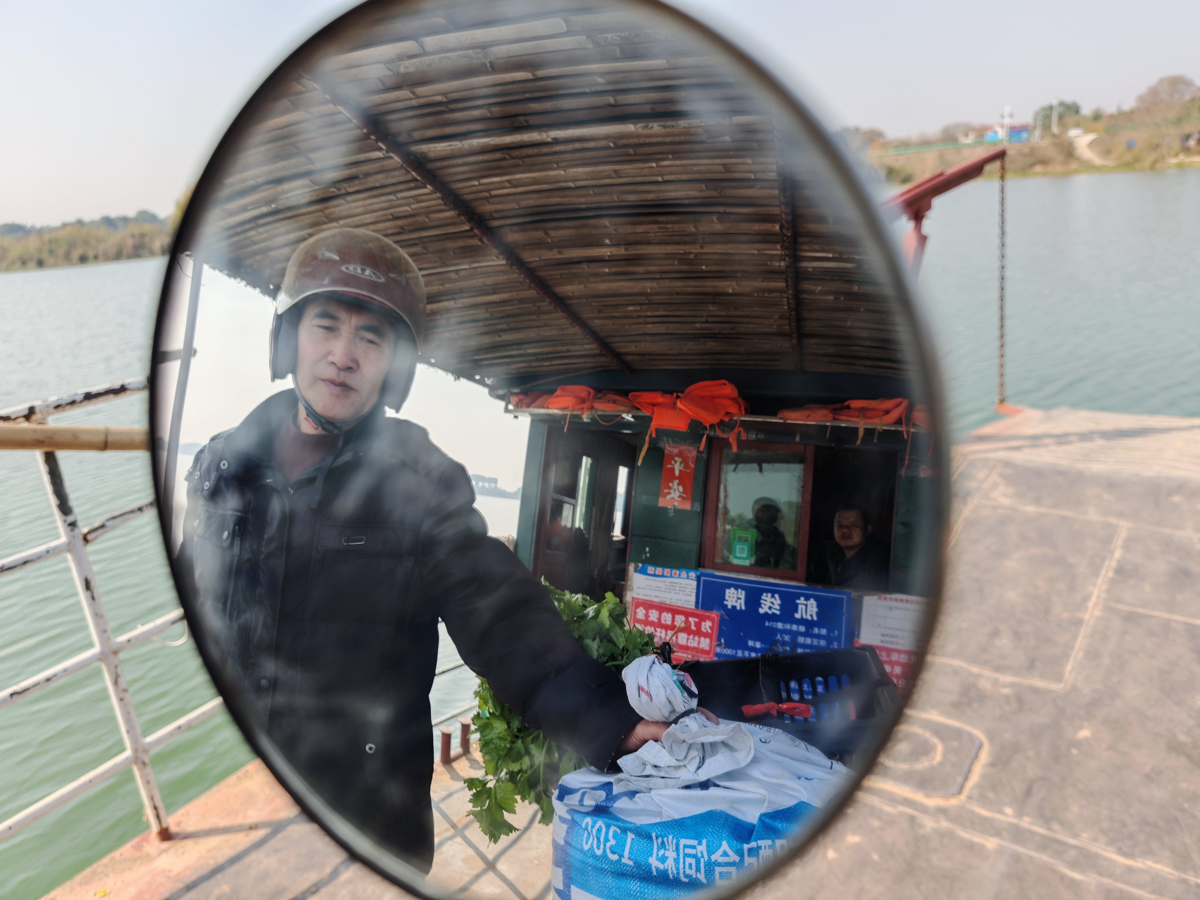 ▲泰和竹山渡口,渡船上,村民带着集市上买的米和菜。