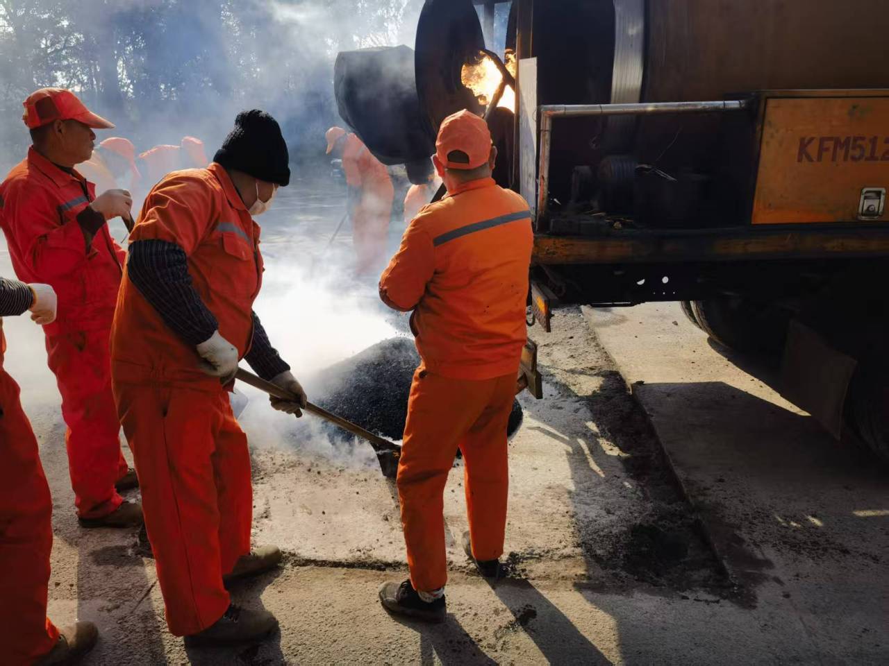 工作人员正在修补破损路面