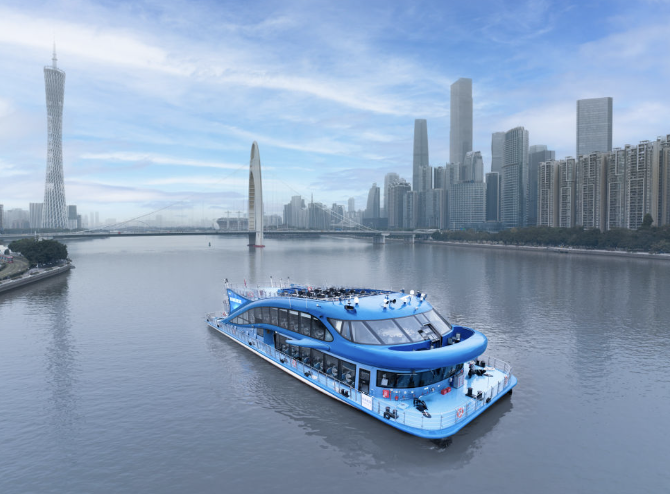 图：游船行驶在广州珠江水面上