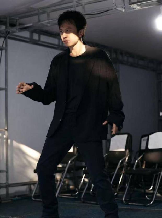 邓超瘦身成功。