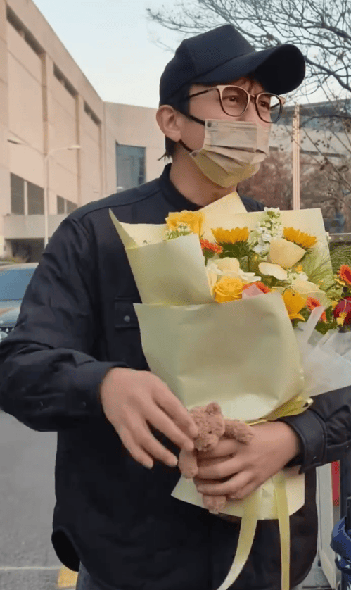 邓超与粉丝们互动。