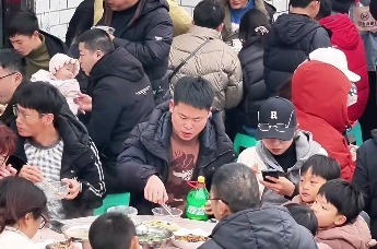 为何杀年猪 才有“年味”？从一场千人奔赴的刨猪宴，看“猪”在中国情感与文化中的不可替代性。