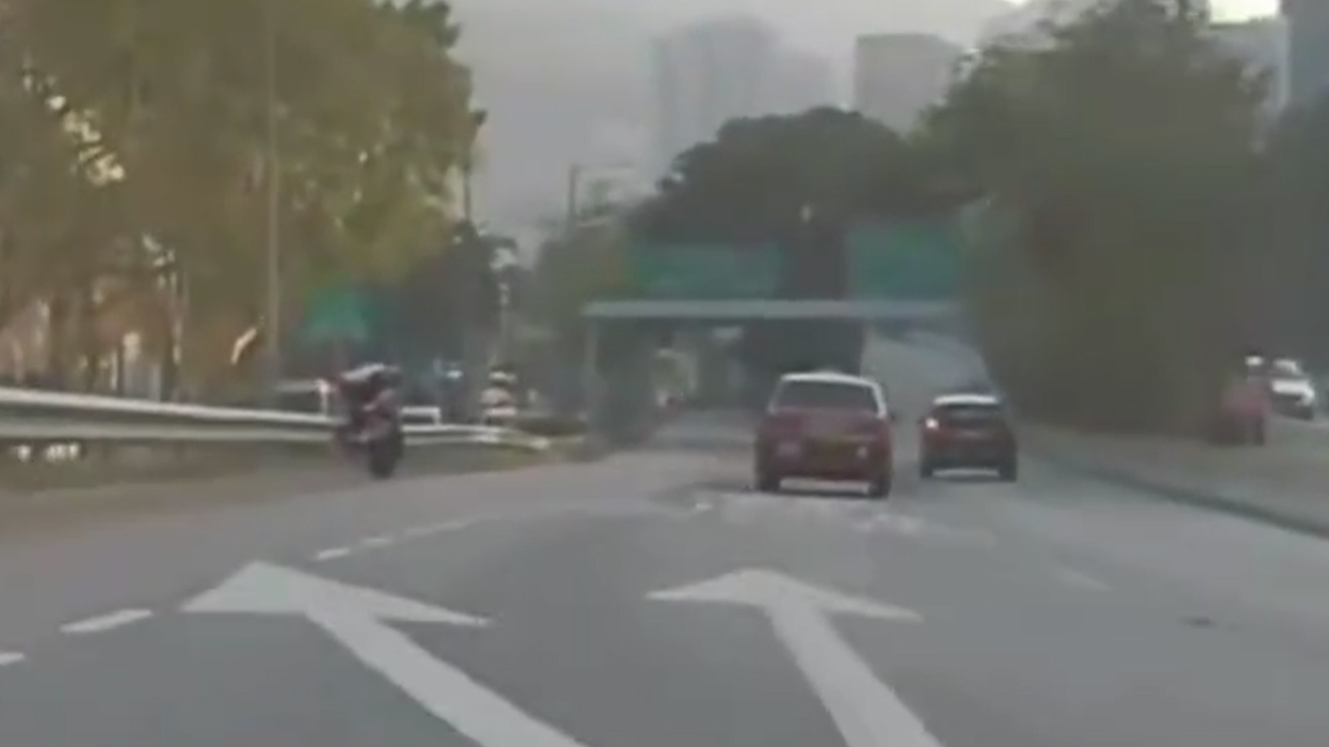 香港发生离奇夺命车祸，一摩托车意外撞上铁栏杆，骑手身亡，警方路面搜证发现羽毛，不排除事发时骑手曾撞鸟