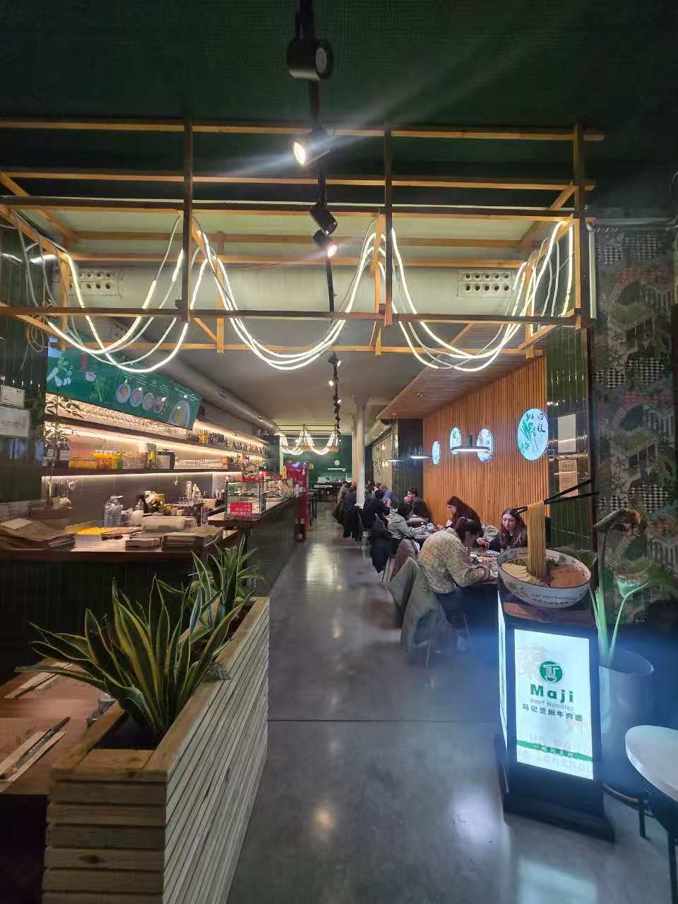 孙政在西班牙巴塞罗那开的面店（受访者供图）