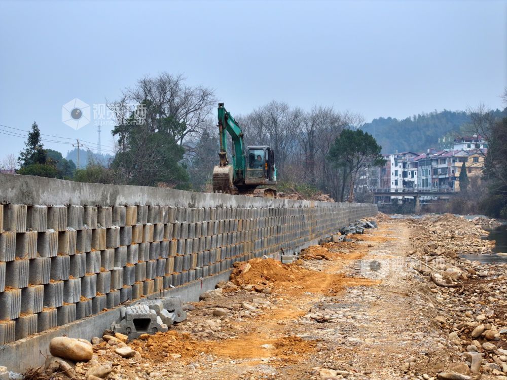 2026年1月17日,江西省吉安市泰和县水槎乡合江村,机械设备正在进行河道护坡加固施工作业。