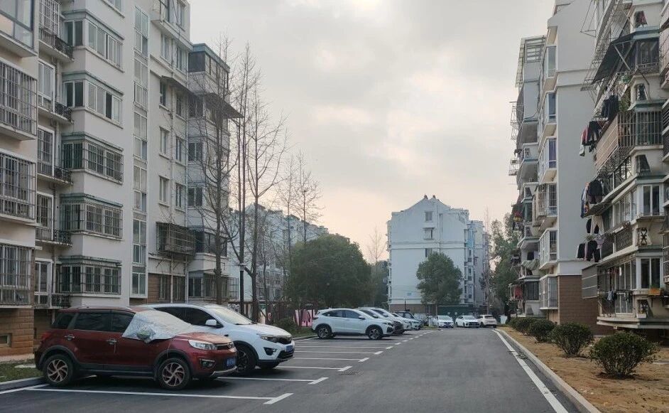 小区改造后，新增设的停车位。毛振楠 摄