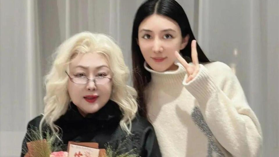 76岁斯琴高娃近况：瑞士老公已去世，垂垂老矣的她却越开越艳