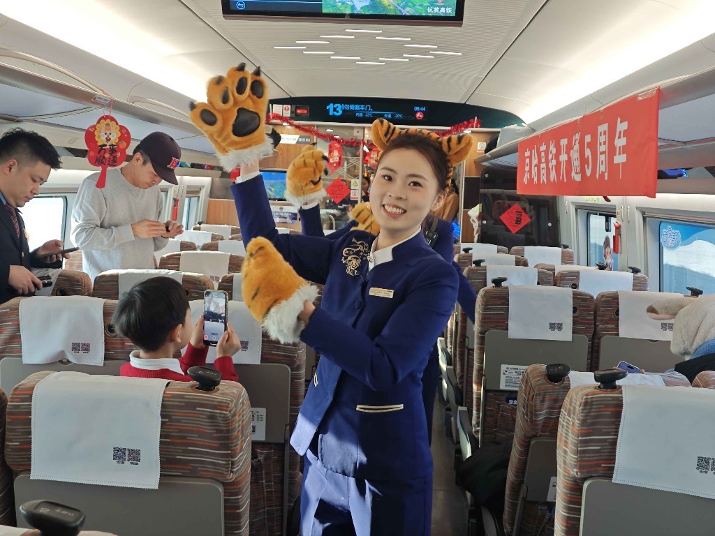“萌虎”主题列车内欢声笑语