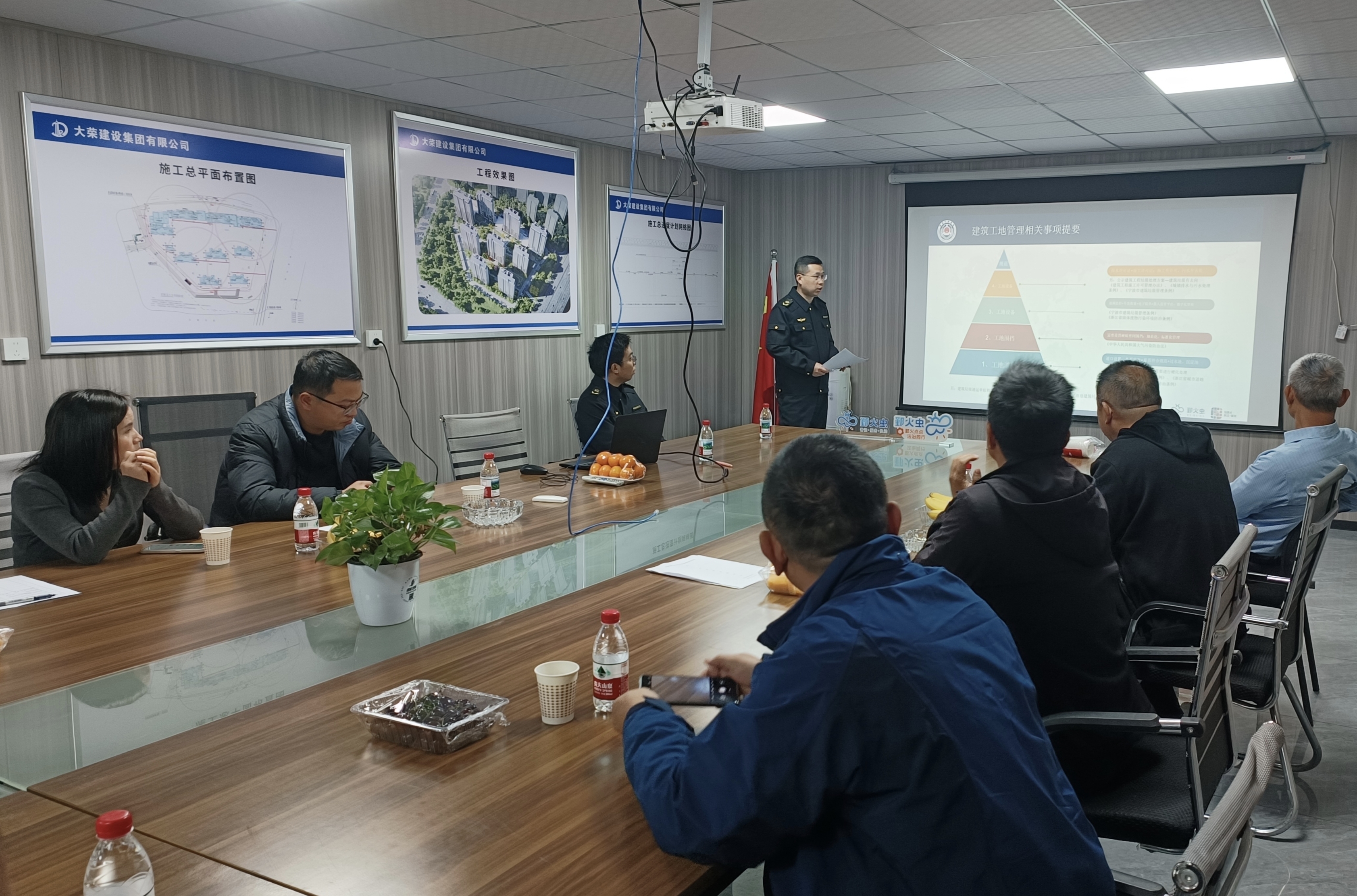 首南中队副中队长、“小郝宣讲团”发起人郝相宁在建筑工地开展普法宣传