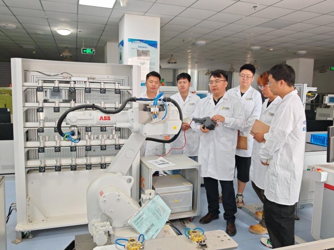 他是（左起三魏永峭）智能制造领域的西部青年科技先锋（兰州理工大学党委宣传部供图）