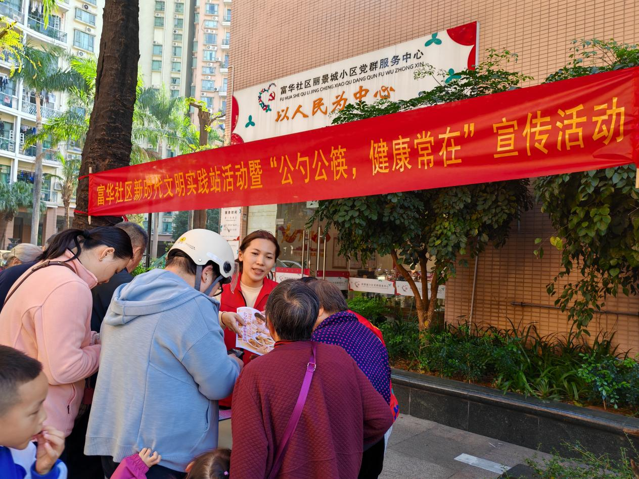 工作人员通过宣传纸页宣讲活动主题