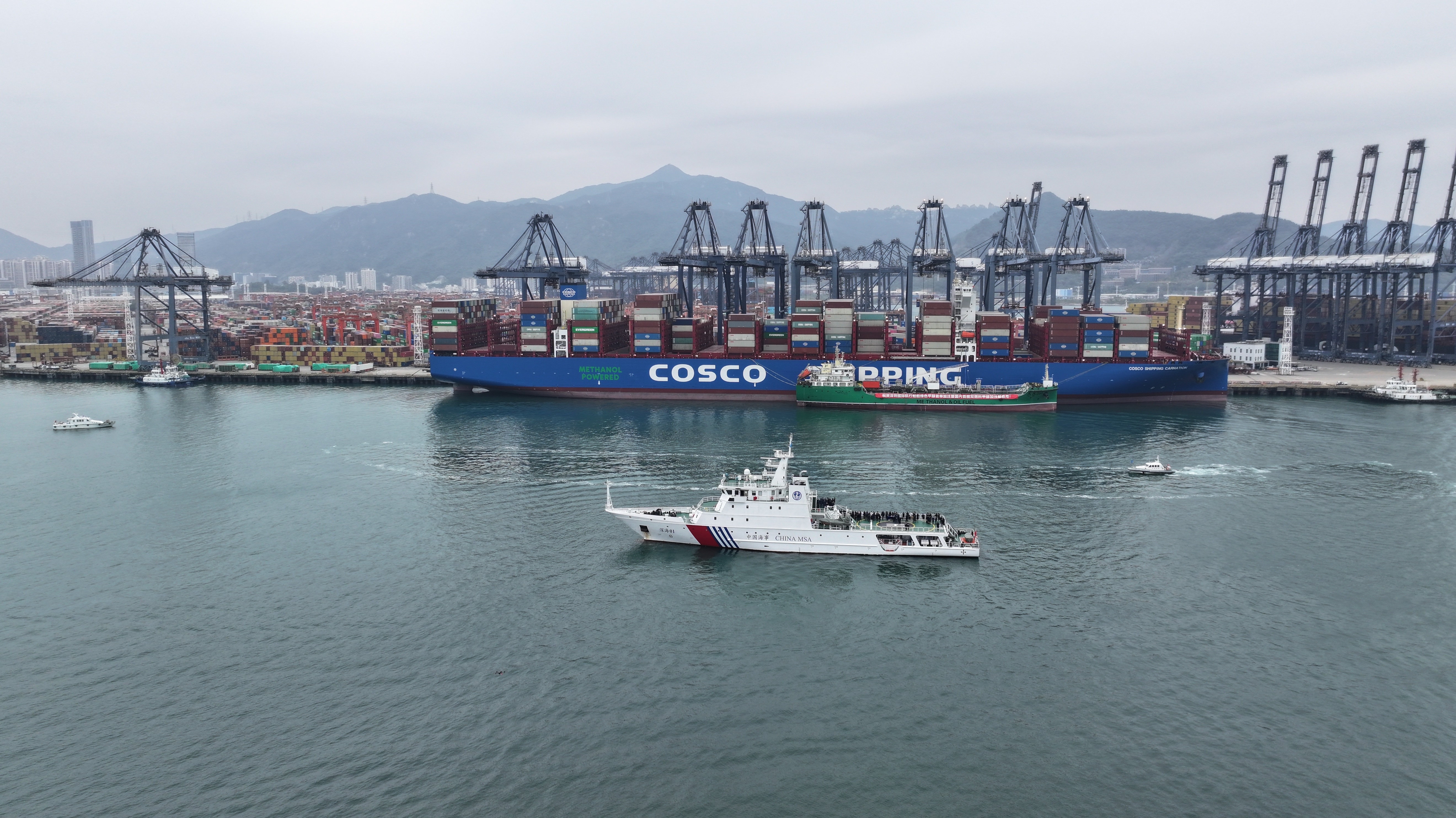 全国首艘自主新建双燃料加注船在深圳 顺利完成绿色甲醇加注