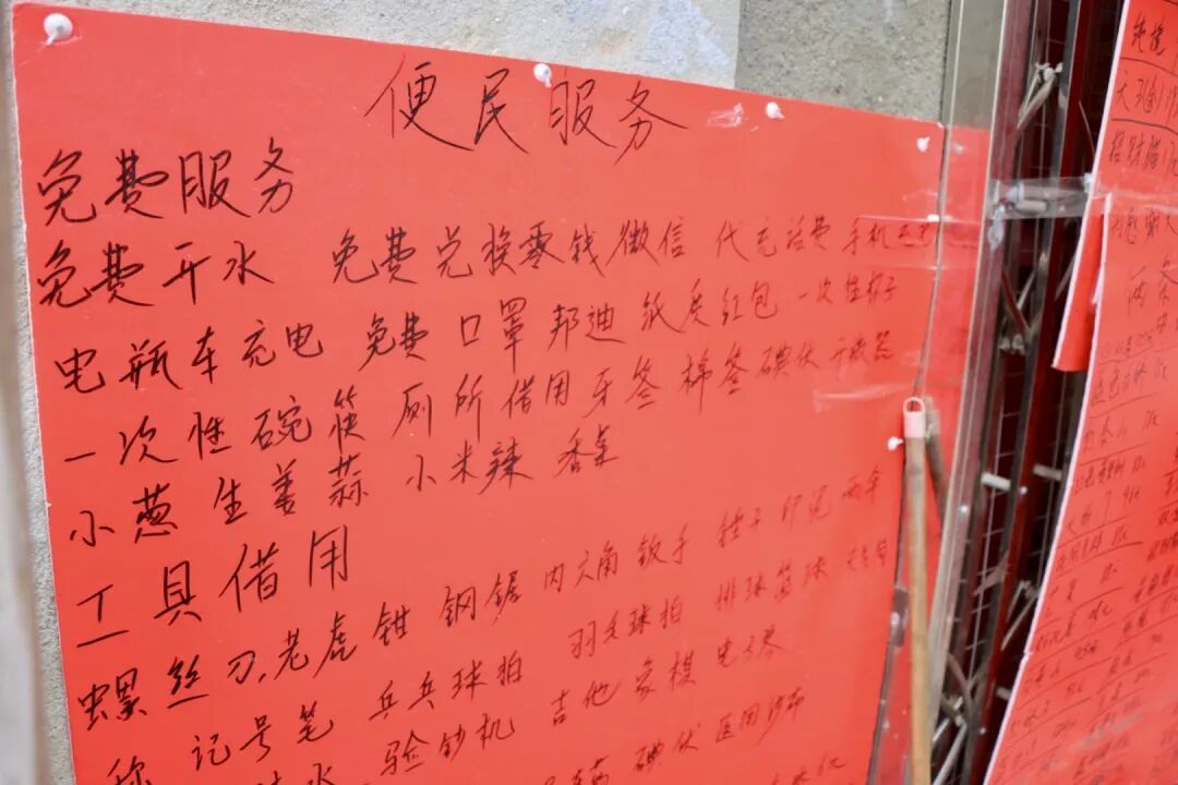 小港有家“小店”，店外的牌子很醒目……