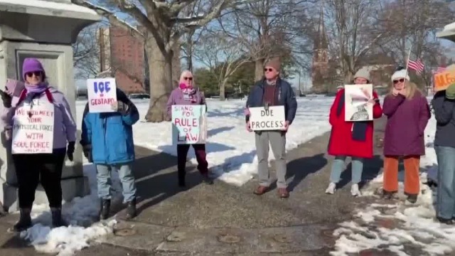 反移民执法抗议浪潮不断！美明尼苏达州民众寒风中示威