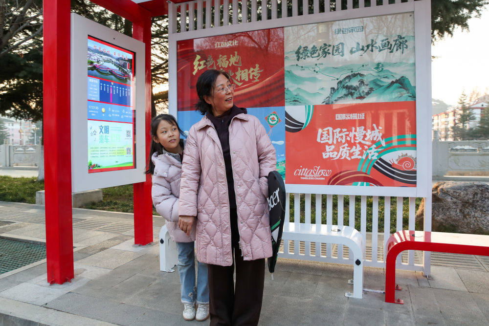 1月17日,群众在甘肃省陇南市两当县一处公交站等待免费公交。新华社记者 郎兵兵 摄