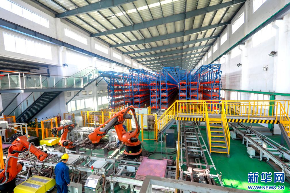 江铜集团贵溪冶炼厂电解车间生产场景。新华网发