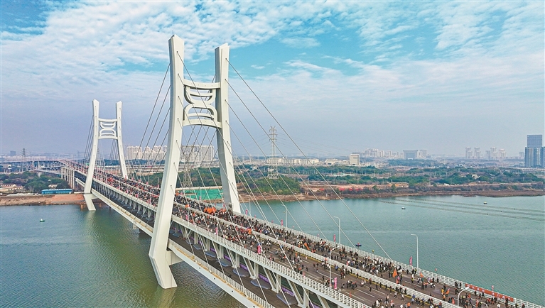 1月3日,“爱我英雄城 健步隆兴桥”活动在南昌隆兴大桥拉开帷幕。这座刷新六项世界纪录的“超级桥梁”,不仅架起了城市发展的脊梁,也承载着市民对美好生活的向往。江西日报全媒体记者 张翰林摄