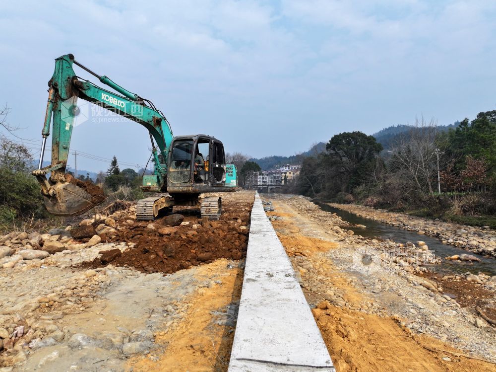2026年1月17日,江西省吉安市泰和县水槎乡合江村,机械设备正在进行河道护坡加固施工作业。