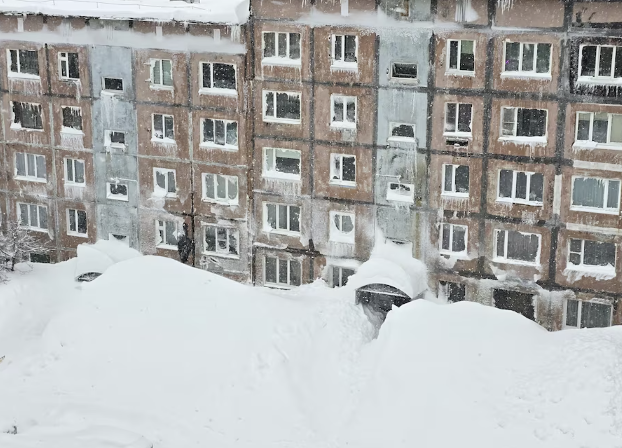 积雪堆起数米!俄远东地区