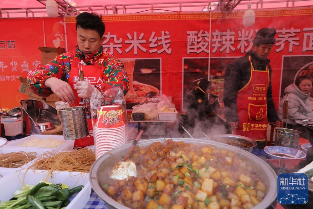 摊主在年货大集上制作当地特色美食(1月19日摄) 新华社发 祁福鸿 摄
