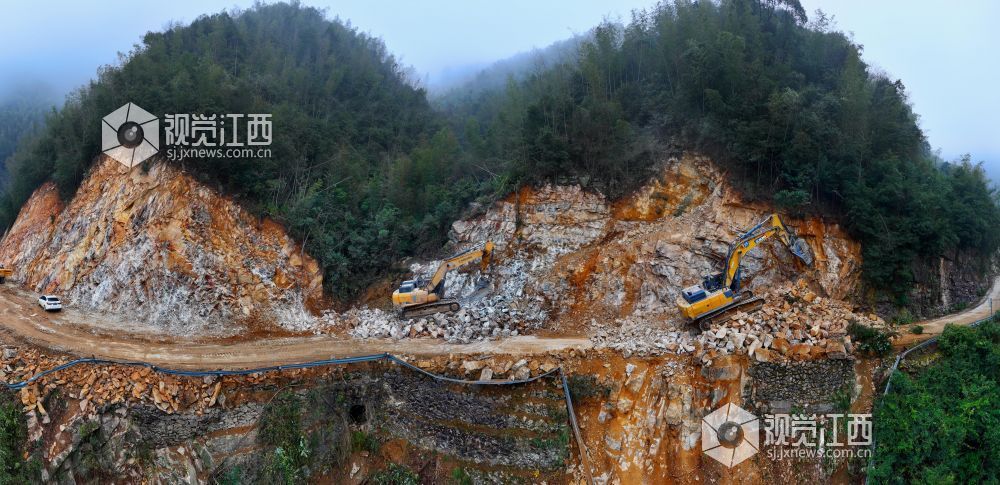 2026年1月21日,江西省吉安市泰和县水槎乡山区公路正在建设施工。