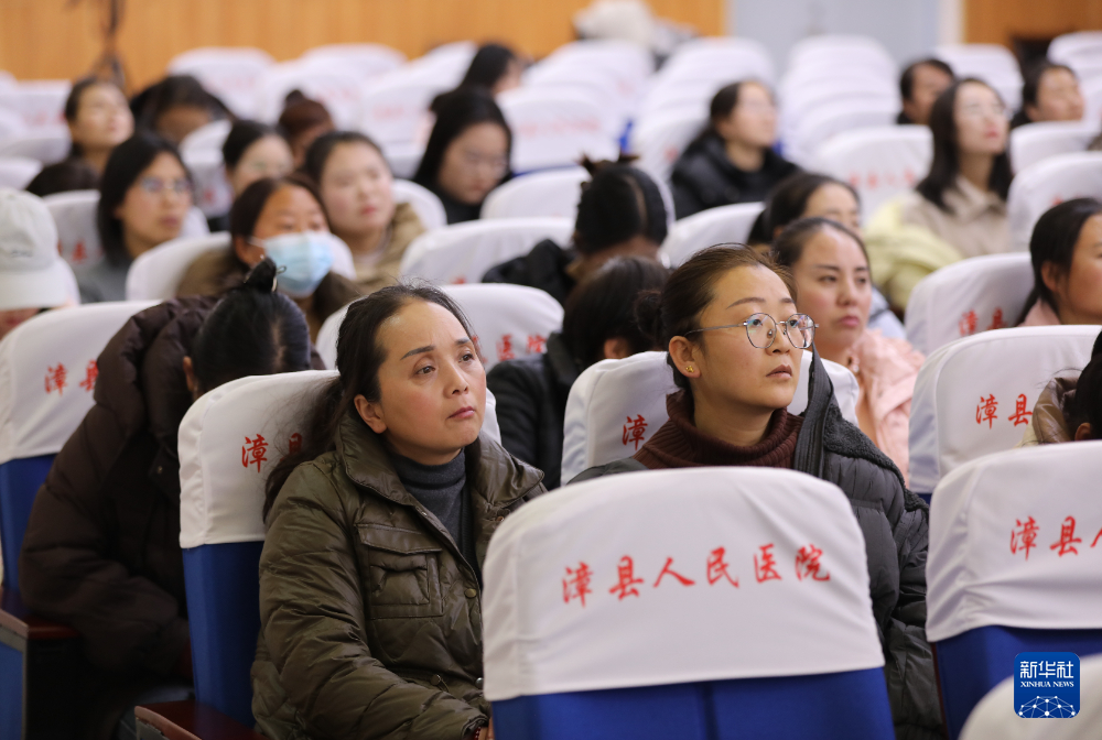 1月16日，在甘肃省漳县人民医院，当地妇女群众聆听妇女关爱健康知识讲座。新华社记者　张智敏　摄