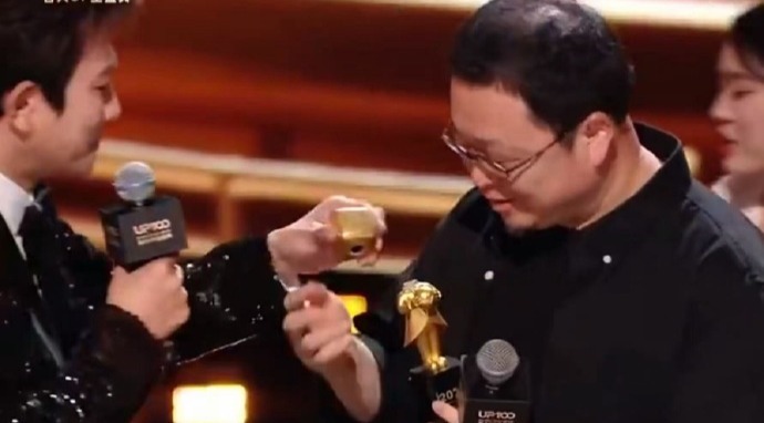 罗永浩领B站年度新人奖时，奖杯“头掉了”