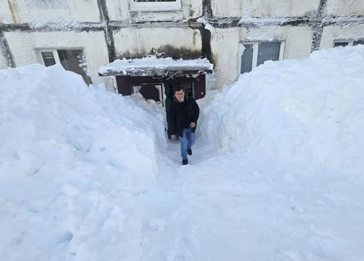 积雪堆起数米!俄远东地区