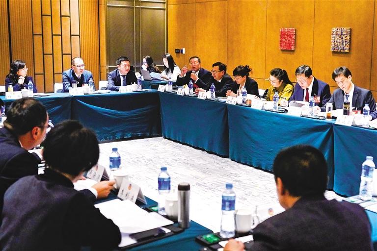 政协委员在分组讨论中畅所欲言　本报记者　马军　摄
