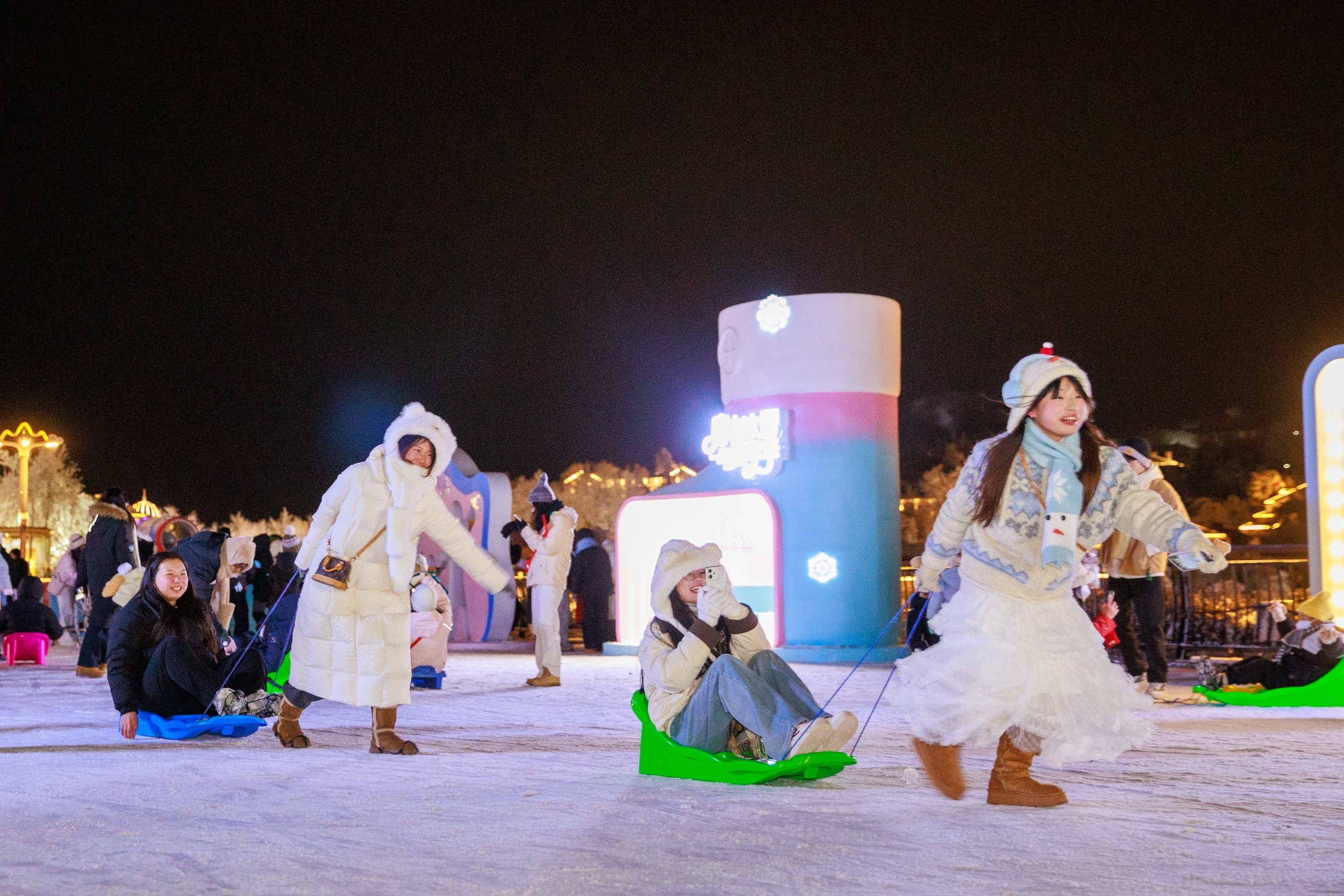 ▲1月21日，游客们在牯岭街心公园游玩打卡，感受庐山冰雪季的欢乐氛围。