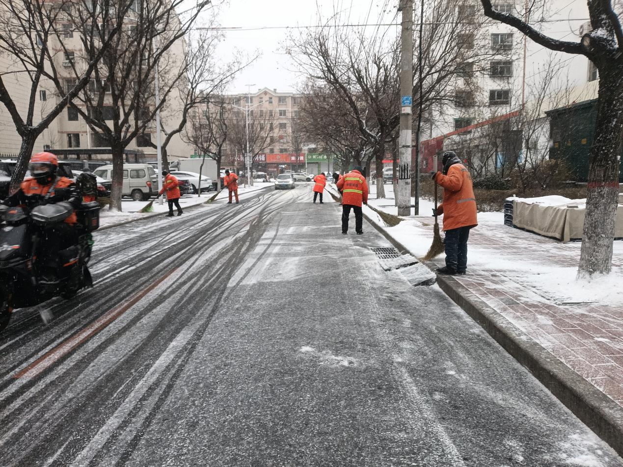 保定：雪染街巷“橙”护归途，环卫人连夜奋战保畅通