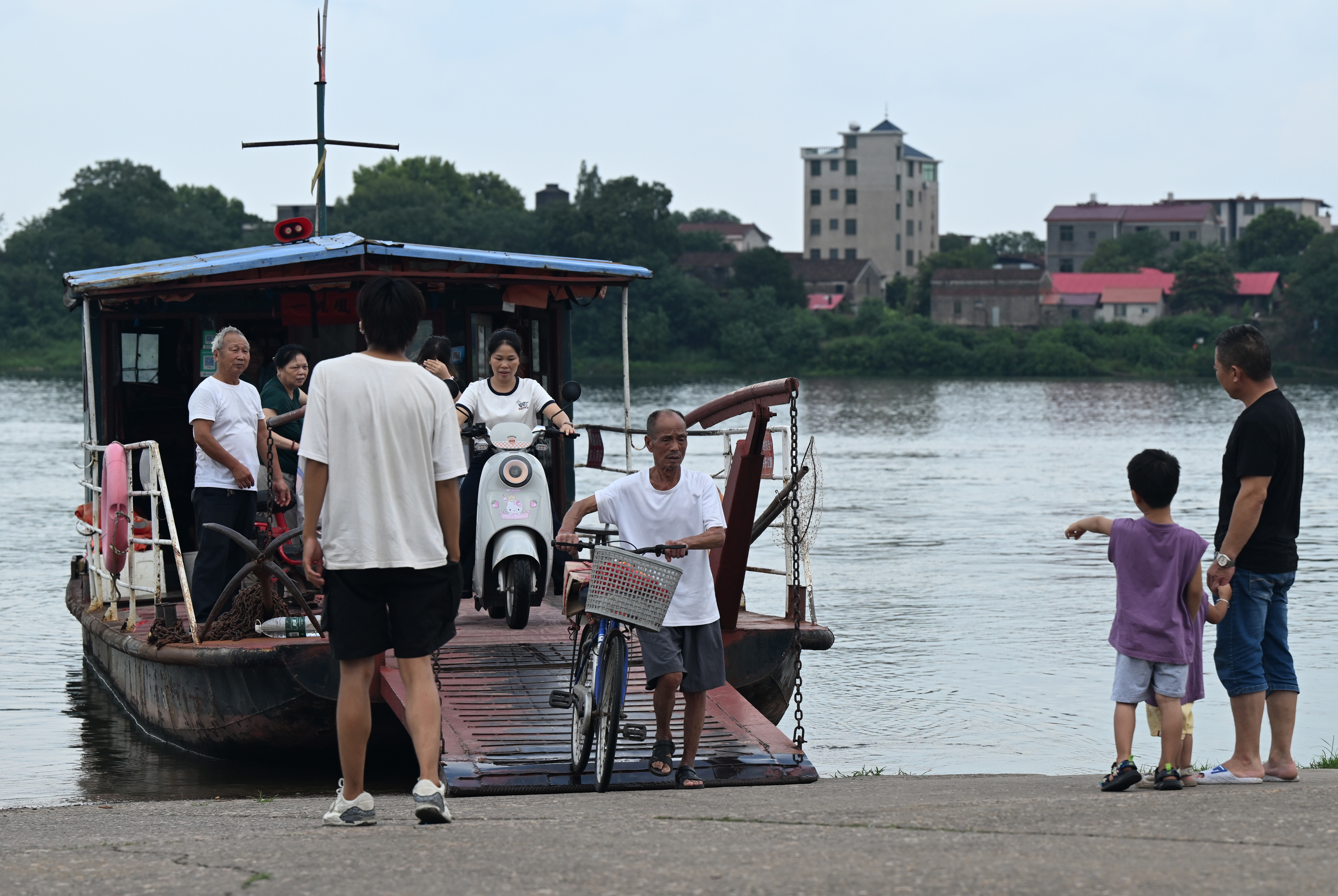 ▲2025年7月30日,在泰和县永昌渡口,众多村民从塘洲镇乘渡船过江抵达县城城区。