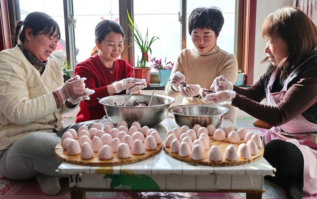 1月19日，秦皇岛市海港区房庄村村民在制作粘豆包。