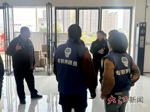 民警组织社区干部和物业人员成立临时搜寻队