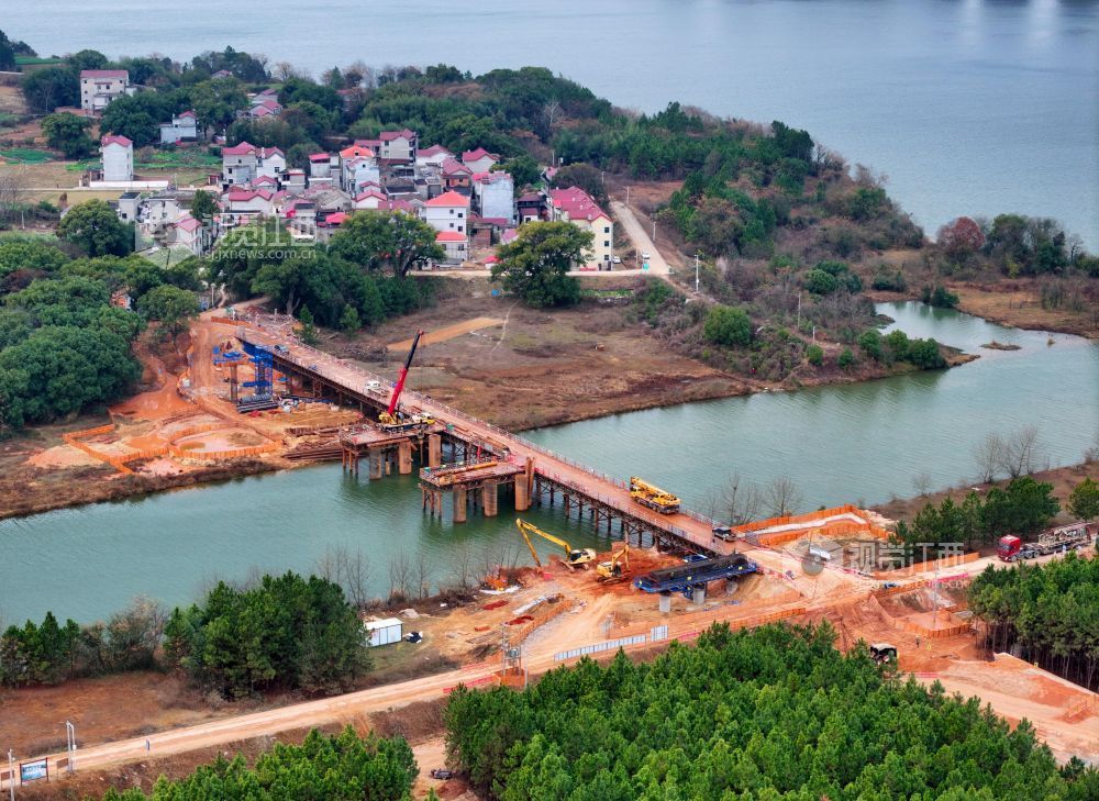 2026年1月20日，江西省吉安市泰和县省道S221改建工程云亭大桥正在建设施工。