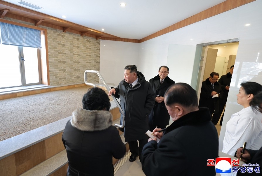 金正恩出席劳动者休养所竣工典礼,坐温泉边与民众交谈