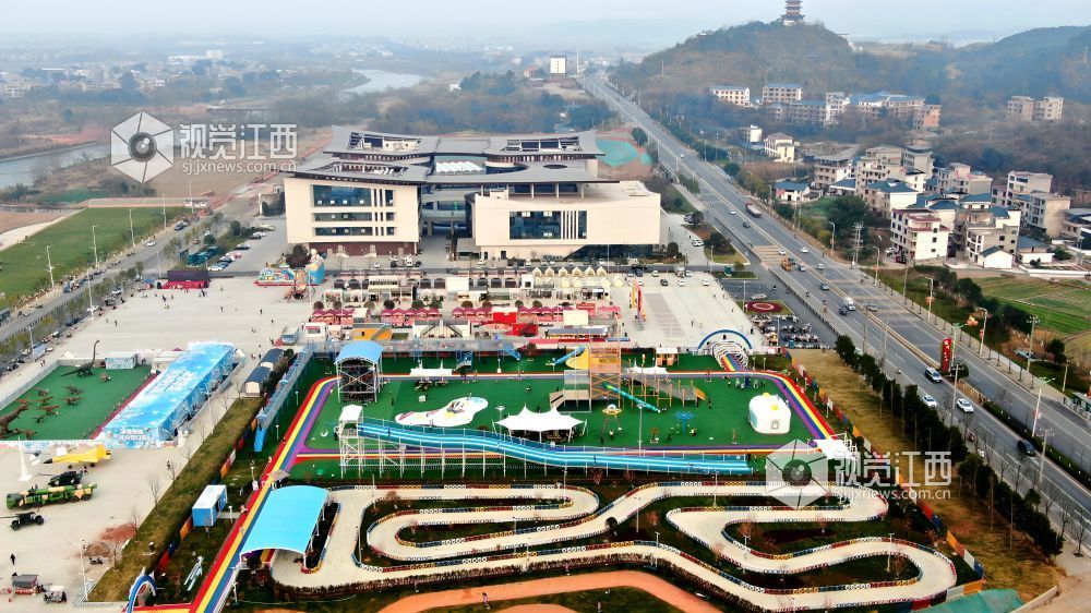 2026年1月20日，江西省遂川县文化产业中心主广场化身新春欢乐场，市民游客在此沉浸式体验潮玩项目，尽享文旅融合的独特魅力。