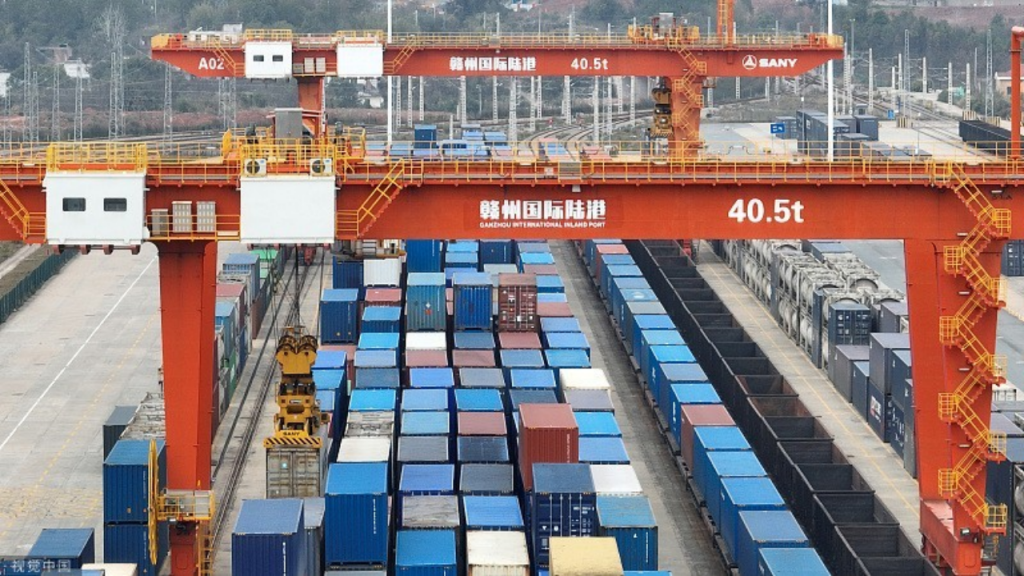 江西赣州国际陆港货场货车往来作业。 视觉中国 图