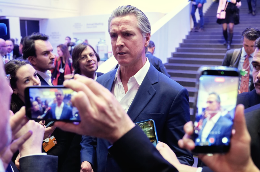 加利福尼亚州州长加文&middot;纽瑟姆 (Gavin Newsom) 出席 2026 年 1 月 20 日星期二在瑞士达沃斯举行的世界经济论坛年会