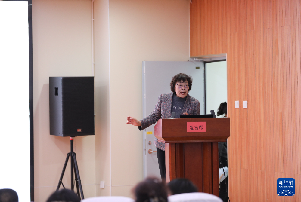 1月16日，在甘肃省漳县人民医院，白银市妇幼保健院主任医师张淑一为当地妇女普及疾病预防知识。新华社记者　张智敏　摄