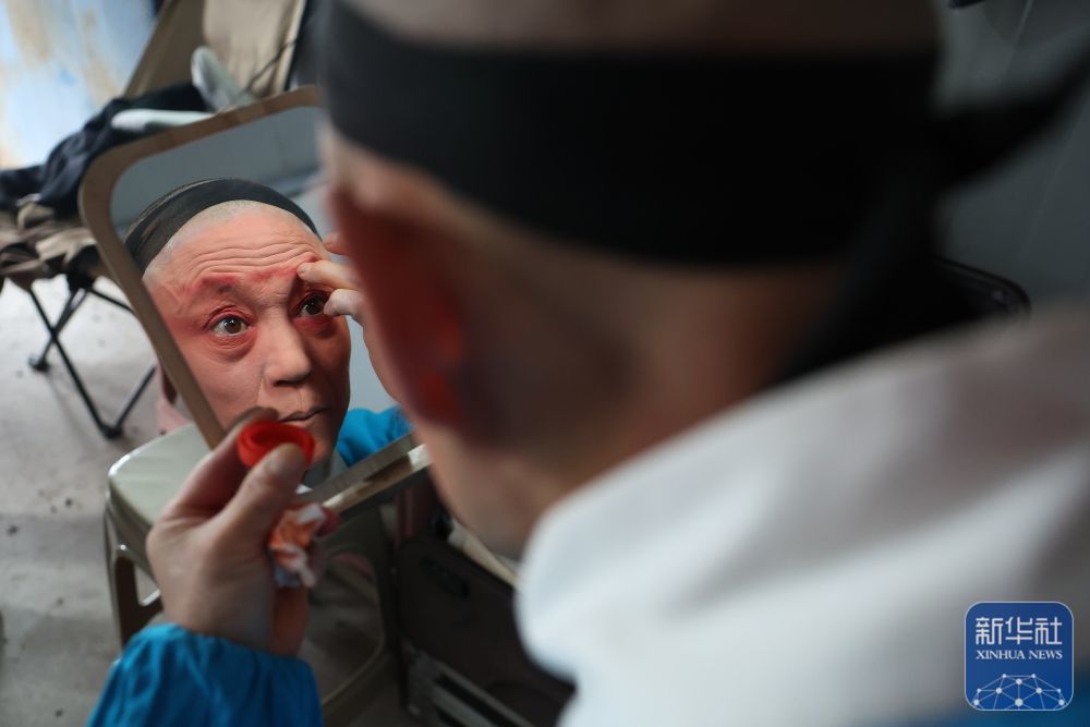 秦腔演员在年货大集上为演出做准备(1月19日摄) 新华社记者 陈斌 摄