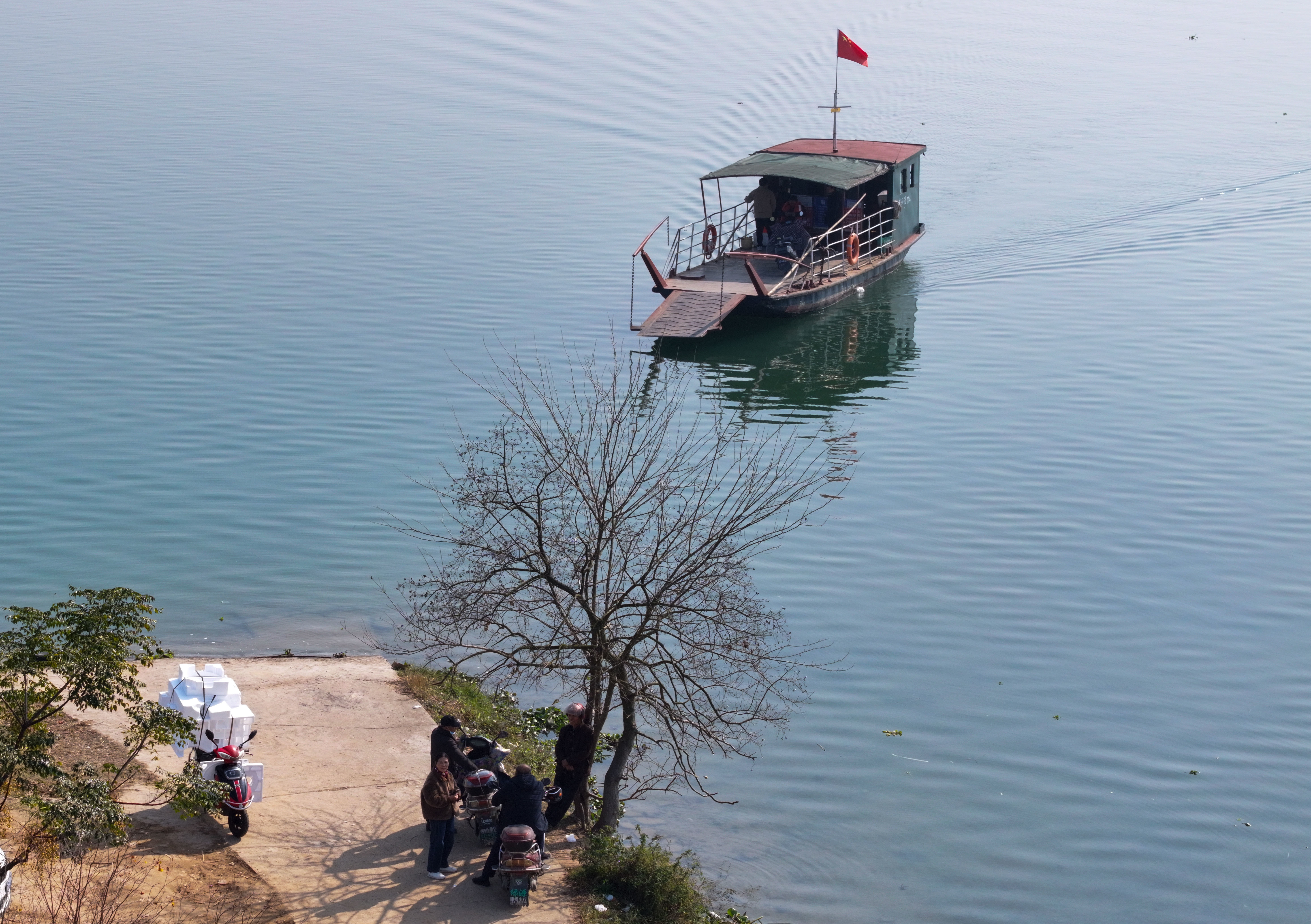 ▲2025年12月30日,泰和县竹山渡口,村民正在等待渡船。