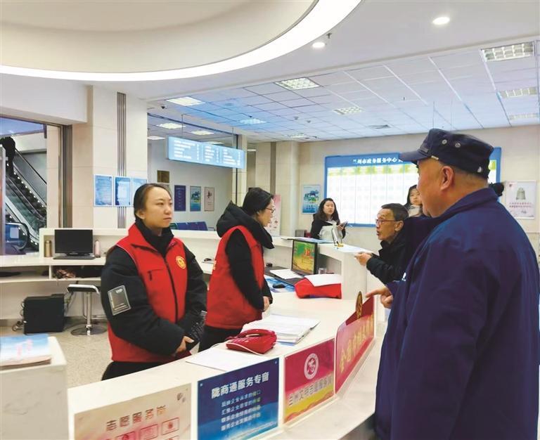 办事群众在市政务服务中心咨询办理事项流程　本报记者　马艳玲　摄