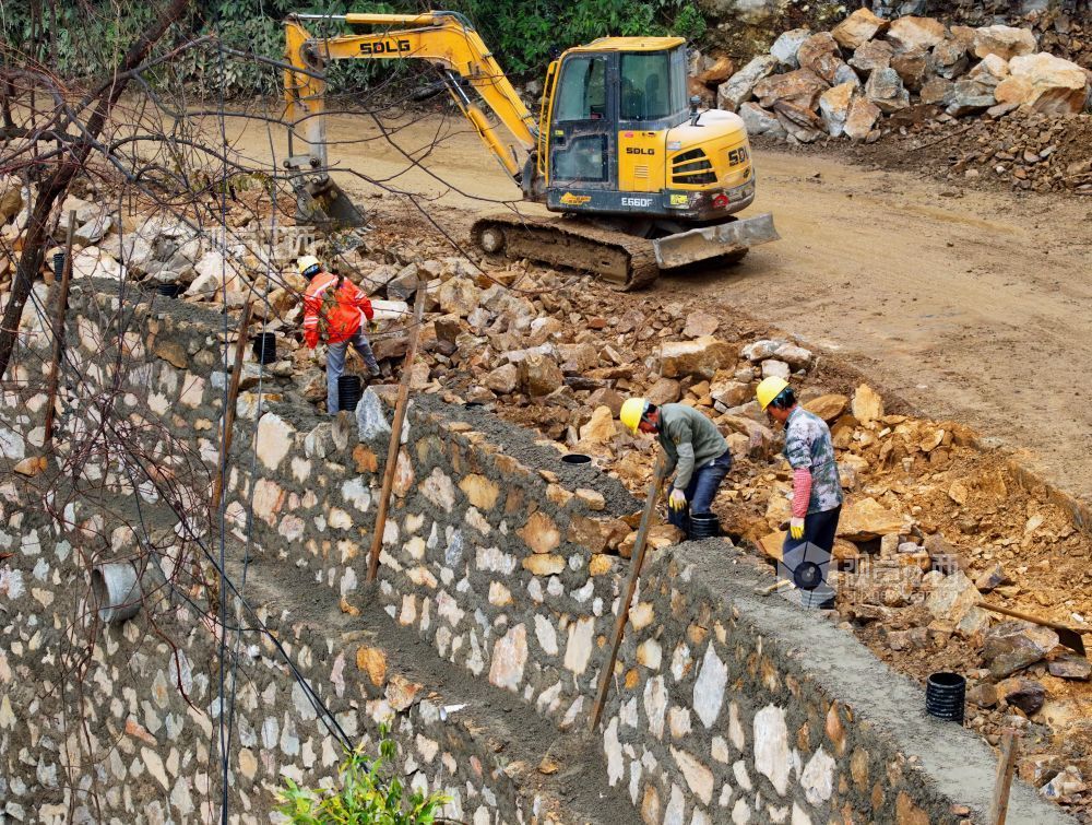 2026年1月21日,江西省吉安市泰和县水槎乡山区公路正在建设施工。