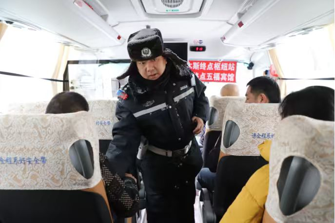 通河县公安局民警检查客运车辆行车安全并开展安全宣讲