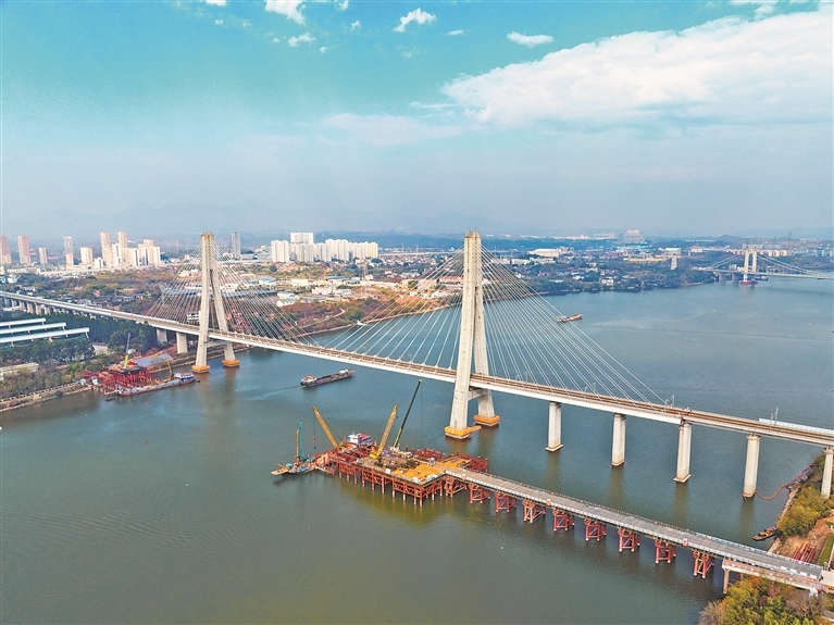 2025年12月18日,位于赣州市章贡区的长赣高铁赣江特大桥正在施工。江西日报全媒体记者 吴福清摄