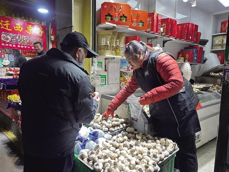 顾客正在挑选百合