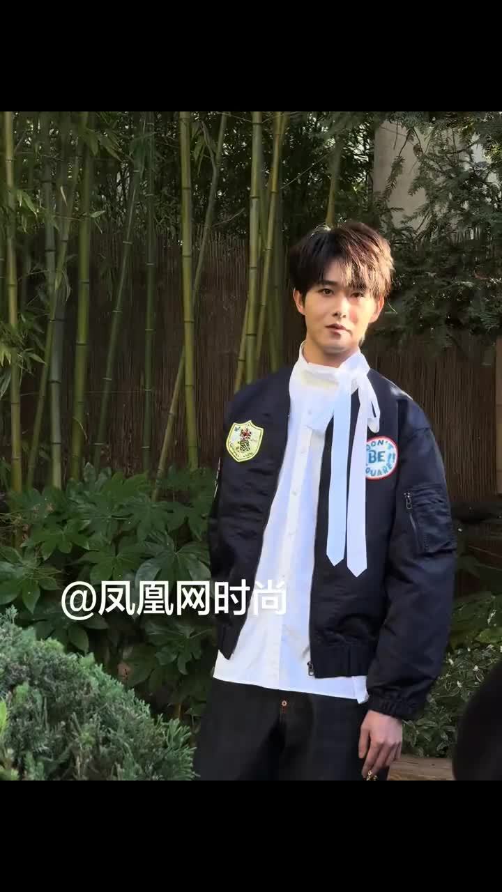 庭院中的小王子👑田嘉瑞巴黎独家路透来啦！Kenzo小王子上线啦！出席品牌新季发布现场的#田嘉瑞，颈间的蝴蝶结绑带太亮点！#少年感 #氛围感少年 #田嘉瑞巴黎时装周